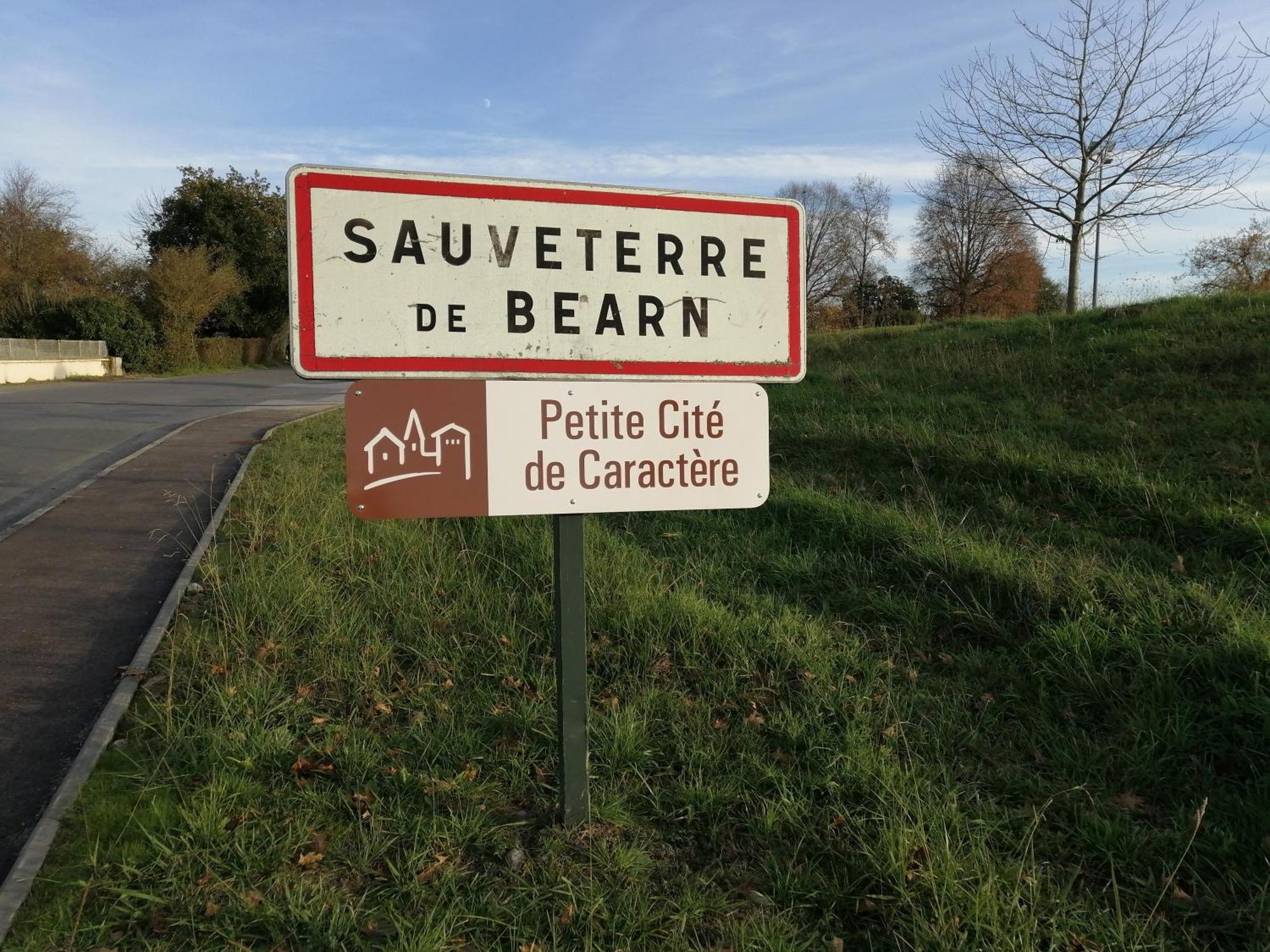 Appartement Dans Village Medieval Sauveterre-de-Bearn Exterior photo